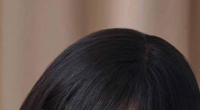 “Korean ‘Living Doll’ Reveals Her Simple Skincare Secret: Always Carry These 2 Basic Products”