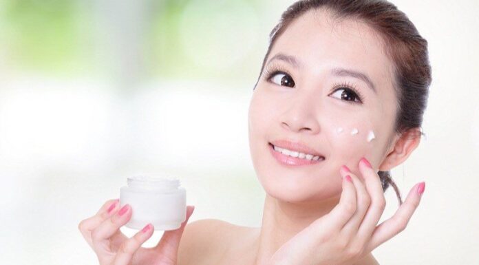 Should You Use a Facial Oil or a Moisturizer for Supple Skin?