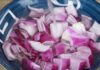 “The Magic of Soaking Onions: A Simple Solution to Household Hassles”