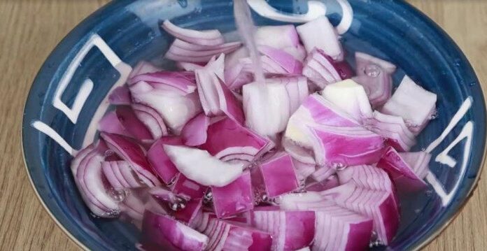 “The Magic of Soaking Onions: A Simple Solution to Household Hassles”