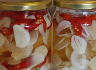 Soak Garlic in Vinegar for a Crunchy, Appetizing Treat