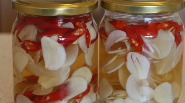 Soak Garlic in Vinegar for a Crunchy, Appetizing Treat