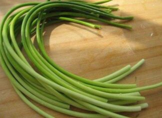 “Keep Your Garlic Stems Looking Fresh and Tasty: The Secret Ingredient”