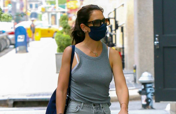 The Ultimate Style Guide: 10 Ways to Rock Wide-Leg Jeans and Impress