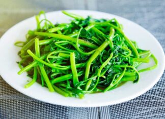 Mastering the Art of Stir-Frying Water Spinach with Green Garlic: A Restaurant Chef’s Guide to Achieving the Perfect Crisp, Delicious Dish