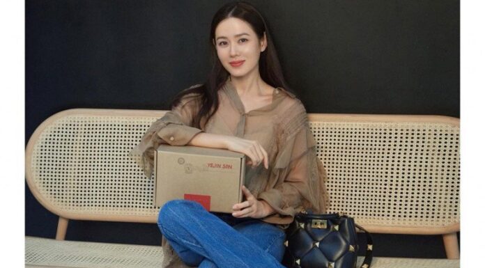 “How to Style Your Jeans Like a Moneyed Korean Beauty”