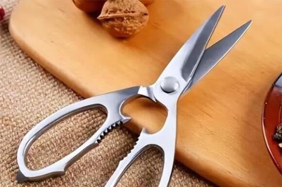 “An Ancient Truth: The Scissors’ Superstition and Its Impact on Wealth”