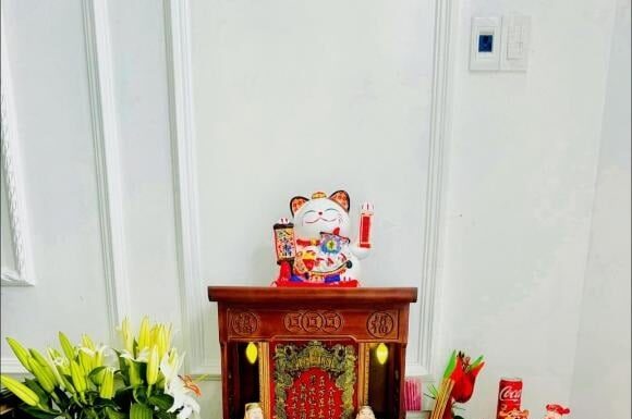 The God of Wealth’s Altar Disrupted by a Mischievous Mouse: Is There Any Significance to the Moved Incense Bowl?