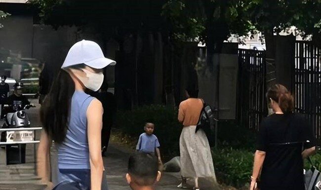 Are Sisters Guilty of a “Naive Sin” by Wearing Leggings to Pick Up Their Children from School?