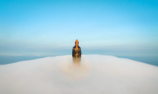 The Surreal Beauty of Ba Den Mountain: Capturing the Ethereal Cloudscapes