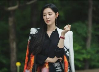 Captivating Chic: Emulate Kim Ji Won’s Sophisticated Shirt Style from “Queen of Tears”