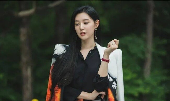 Captivating Chic: Emulate Kim Ji Won’s Sophisticated Shirt Style from “Queen of Tears”