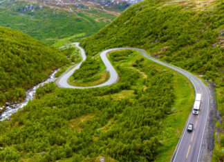 The Brave Vietnamese Adventurers: Conquering the Devil’s Tongue in a Storm of Snow