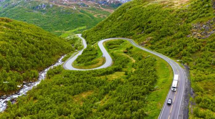 The Brave Vietnamese Adventurers: Conquering the Devil’s Tongue in a Storm of Snow