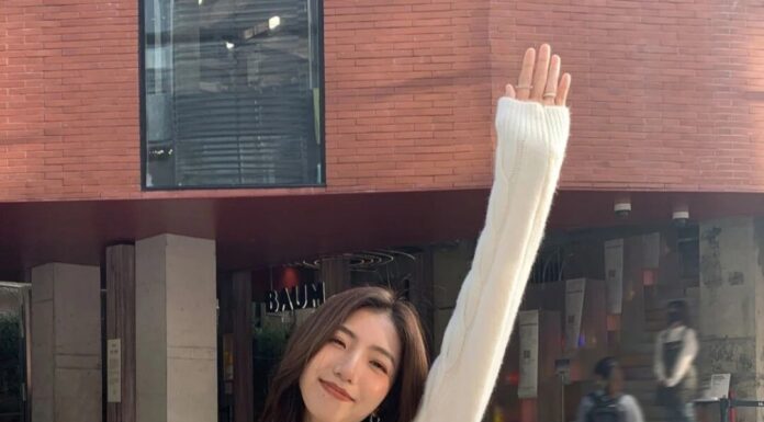 Should Modern Women Wear Knitwear or Woolen Sweaters in Fall-Winter? One of These Styles is Outdated.