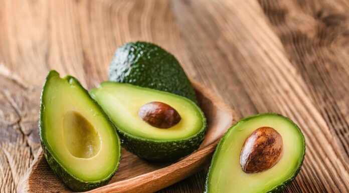 “Revive and Revitalize Your Tresses: A DIY Hair Treatment with Two Fruits Commonly Found in Vietnam’s Markets”