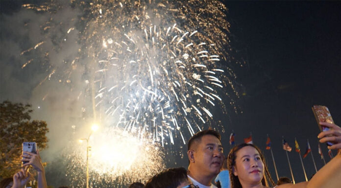 Celebrating the New Year: Ho Chi Minh City Lights Up the Sky with Fireworks at Four Locations