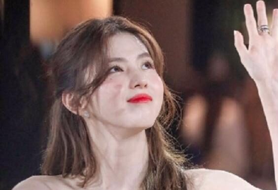 “The Radiant Beauty: Han So Hee Dazzles at Event, Her Luminous Skin and Sleek Figure Captivates All”