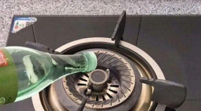 The Magic of White Vinegar: A Powerful Hack for Your Gas Stove