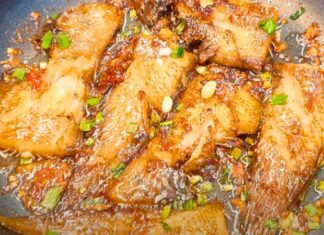 “Crispy Golden Fish with a Zesty Zing: A Tasty Twist on Vietnamese Tradition”