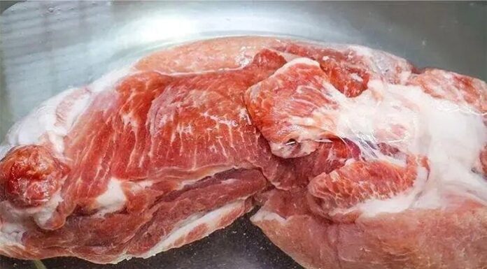 The Ultimate Guide to Defrosting Meat: A Chef’s Secret Using Vinegar and Salt