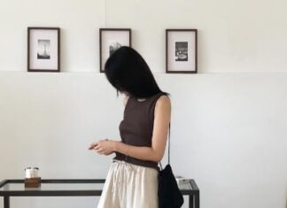 The Ultimate Style Guide for Ladies Over 40: Mastering the Art of Wearing Strapless Tops This Fall