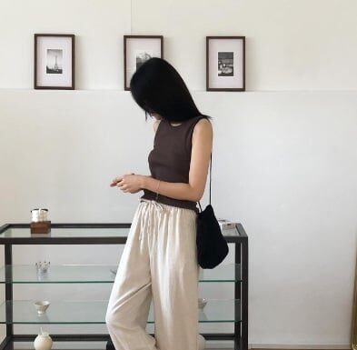 The Ultimate Style Guide for Ladies Over 40: Mastering the Art of Wearing Strapless Tops This Fall