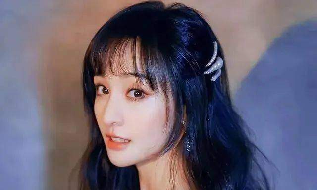 How to Know if You Suit a Fringe or a Side-Parted Hairdo? Focus on These 3 Things.