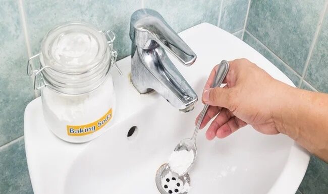 The Ultimate Guide to Sparkling Clean: Transform Your Yellow-Stained Sink with a Common Household Powder