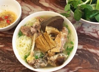 “The Ultimate Guide to Cooking Delicious and Easy-to-Make Duck Noodle Soup with Dried Bamboo Shoots”