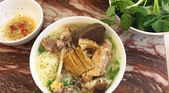 “The Ultimate Guide to Cooking Delicious and Easy-to-Make Duck Noodle Soup with Dried Bamboo Shoots”