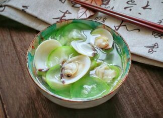 A Tasty Treat: Steamed Clams in a Light and Refreshing Broth