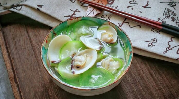 A Tasty Treat: Steamed Clams in a Light and Refreshing Broth