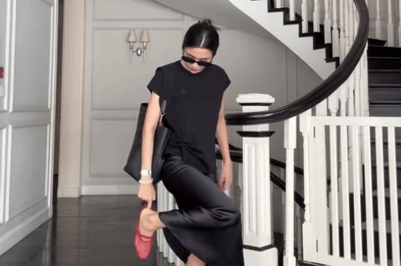 The “It” Skirt That Has Hà Tăng and Kim Ji Won Smitten: A Style Staple for All Seasons