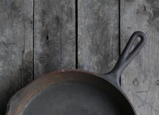 How to Season an Old Rusty Cast Iron Pan with Salt and Oil