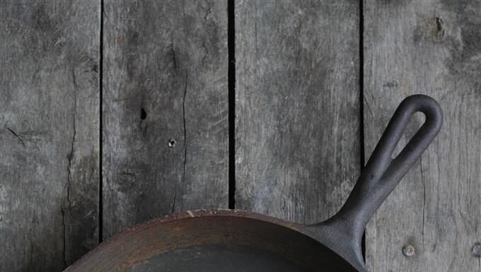 How to Season an Old Rusty Cast Iron Pan with Salt and Oil