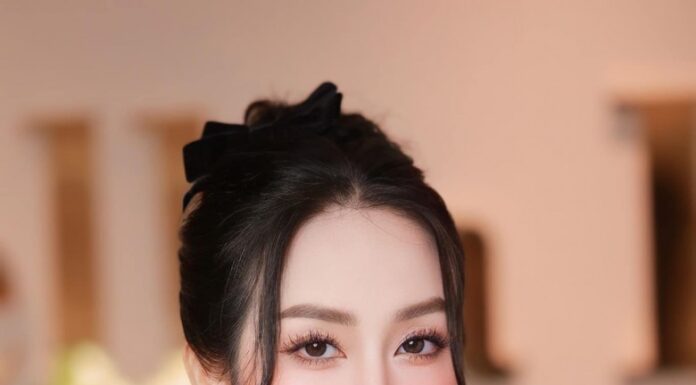 The Chic Mom’s Daughter: A Glimpse into Her World of Style and Sass.