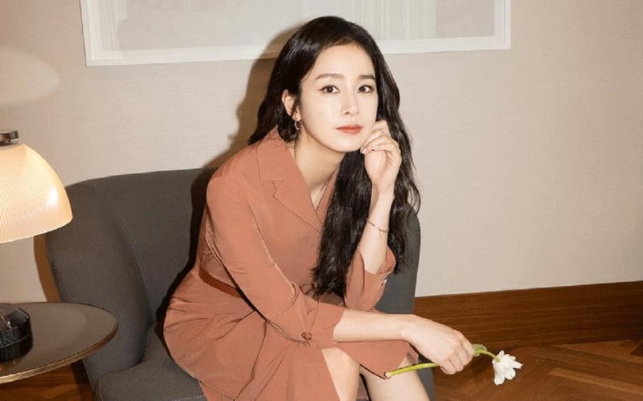 “The Morning Elixir for Flawless Skin: Unveiling Kim Tae Hee’s Beauty Secret”