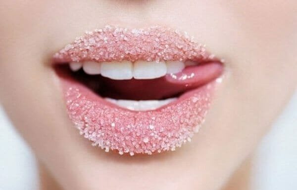 The Secret to Long-Lasting Lipstick: A Guide to Kiss-Proof Lips That Stay Moisturized All Day