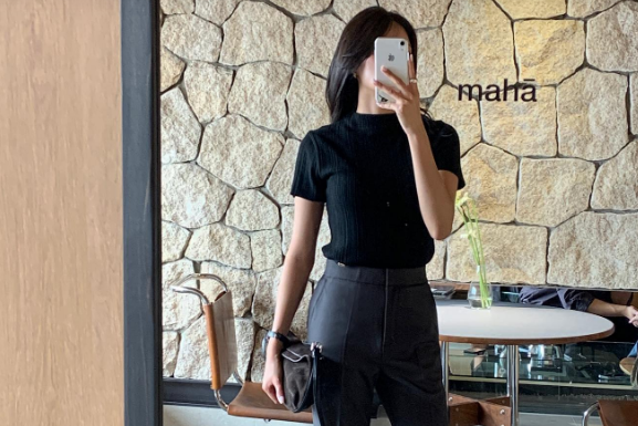 10 Ways to Wear Dark Colors and Still Look Bright and Cheerful on a Rainy Day