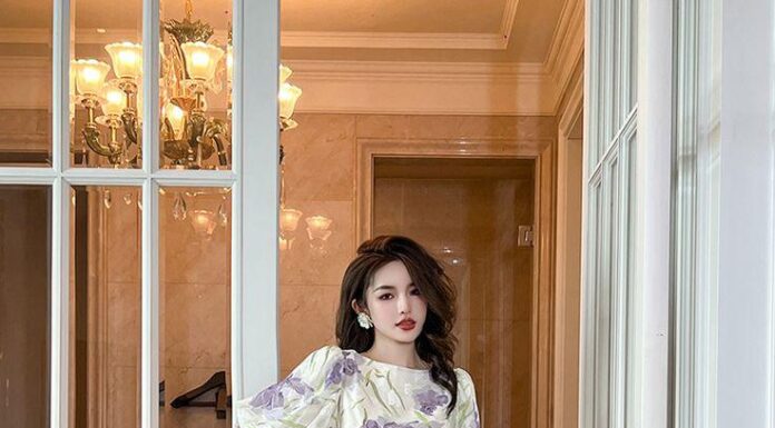 The Ultimate Guide to Summer Vacation Style: 10 Outfits to Make You Shine in Every Snapshot, Without Overloading Your Suitcase.