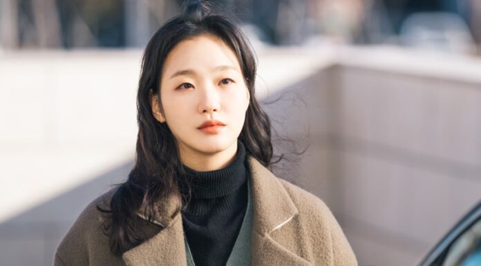 “The ‘Grave Robber’ Beauty’s Secret: Unveiling Her 3 Skincare Treasures for a Flawless, Youthful Glow”