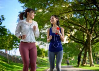 The Ultimate Guide to Walking for Weight Loss: Is It Better to Walk With Your Feet or Your hips?