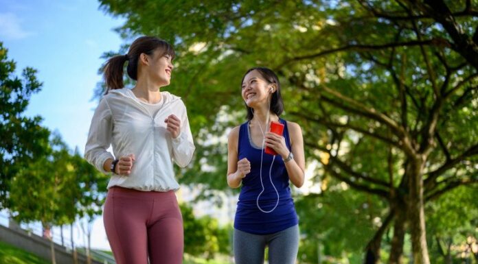 The Ultimate Guide to Walking for Weight Loss: Is It Better to Walk With Your Feet or Your hips?