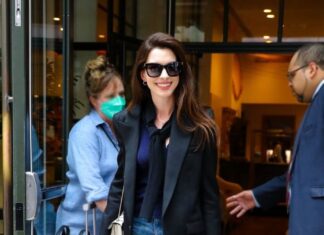 5 Ways to Style Jeans for Women Over 40 This Fall and Winter, à la Anne Hathaway