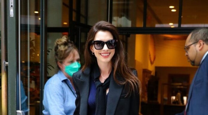 5 Ways to Style Jeans for Women Over 40 This Fall and Winter, à la Anne Hathaway