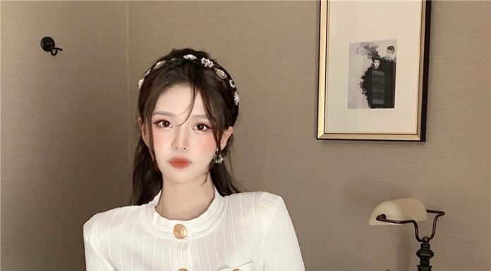 The Ultimate Guide to Autumn/Winter Fashion: Stay Warm and Chic, Ladies!