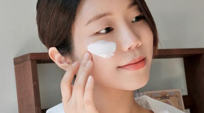 The 4 Sunscreen Types to Include in Your Daily Skin Care Regimen