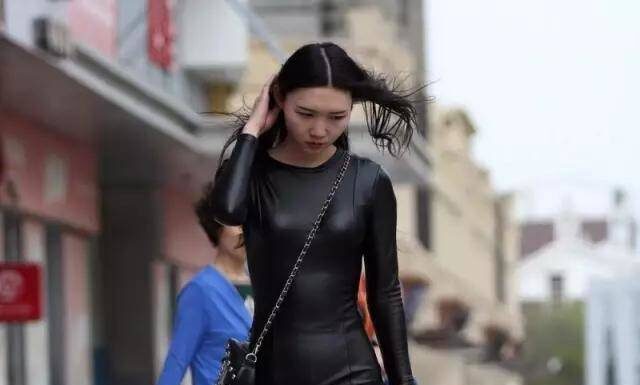 Why You Shouldn’t Wear Heels With Your Summer Dress: 3 Alternative Shoe Styles for a Perfect Ensemble.