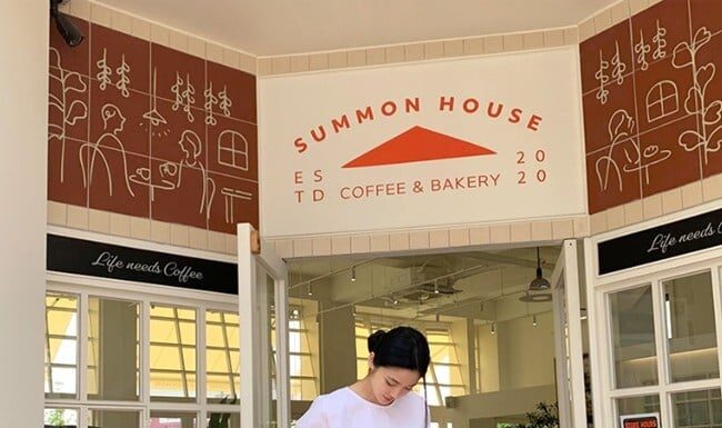 The Ultimate Guide: What the Elegant Woman Should Avoid Wearing After 30